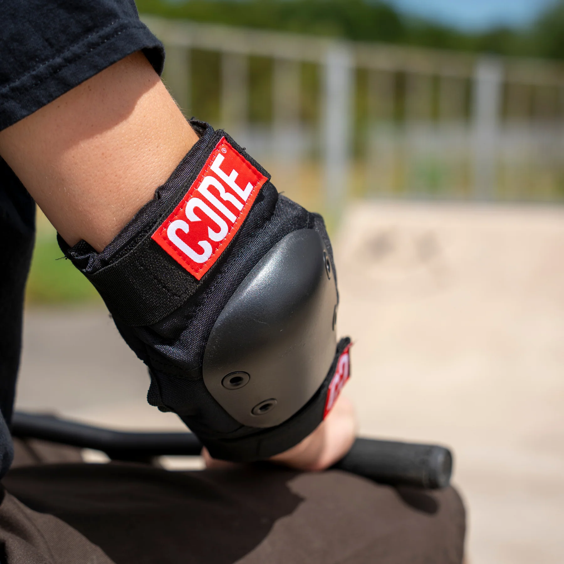 CORE - PRO Elbow Pads - Black/Red - Loketní chrániče na freestyle koloběžky